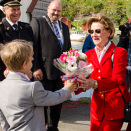 Dronningen fikk blomster av Johan Øverdal. (Foto: Ned Alley / NTB scanpix)